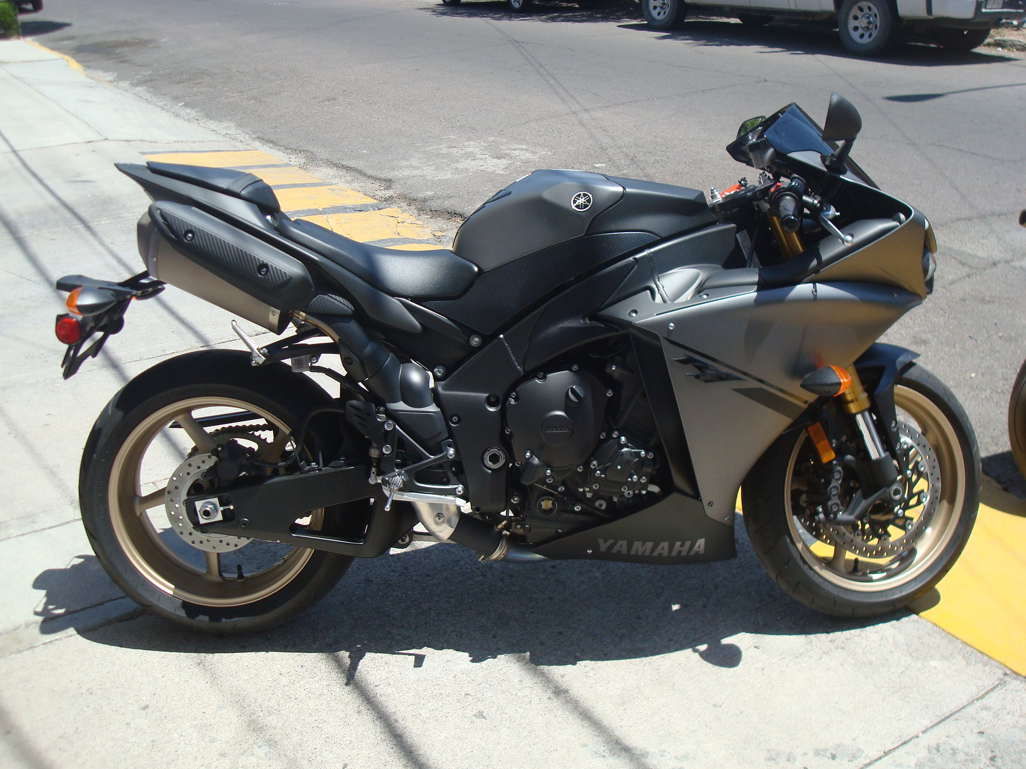 VENDIDA …………………. MOTOCICLETA YAMAHA R1, 2014