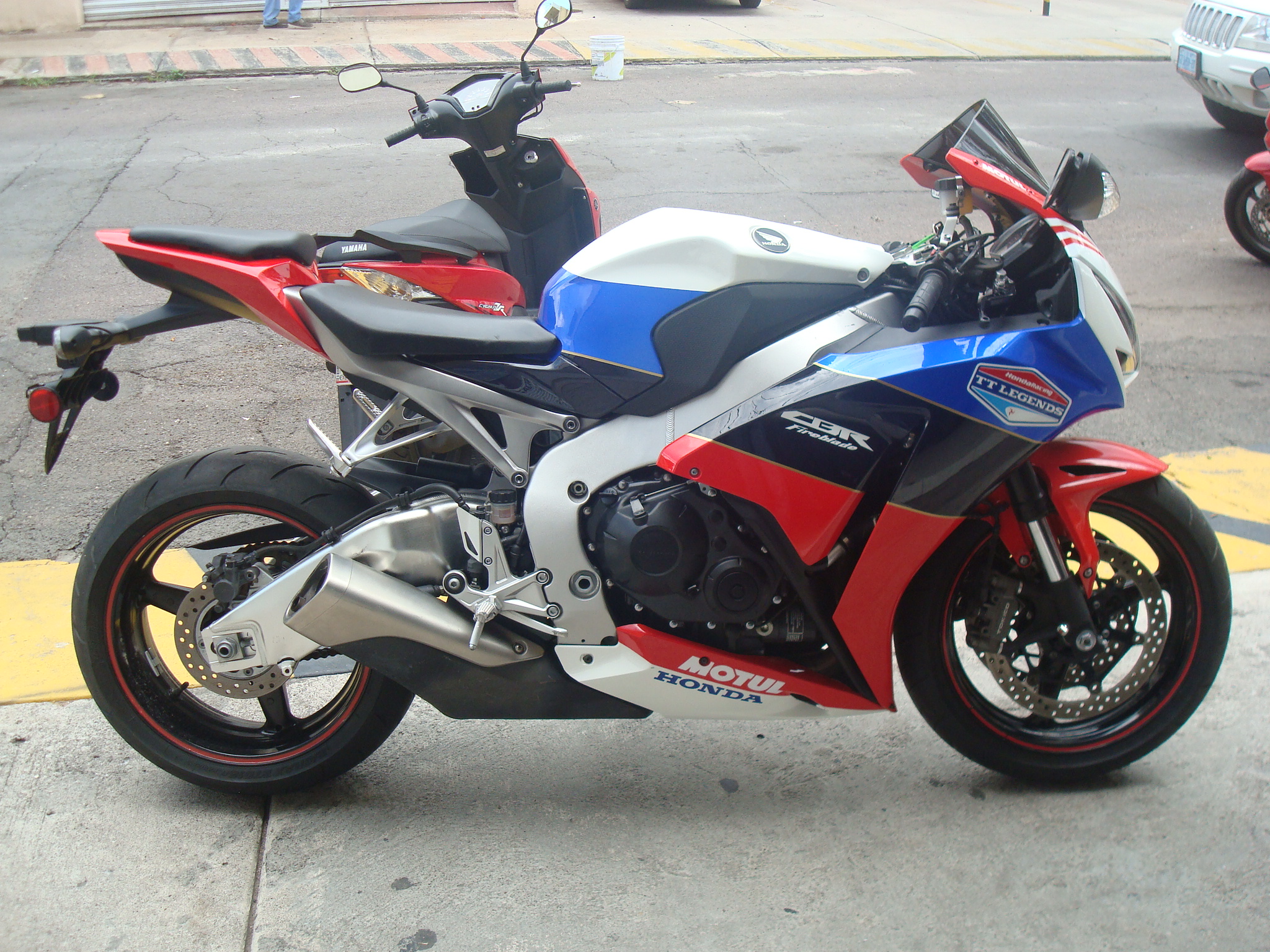 VENDIDA ………………. MOTOCICLETA HONDA CBR1000RR MODELO 2011