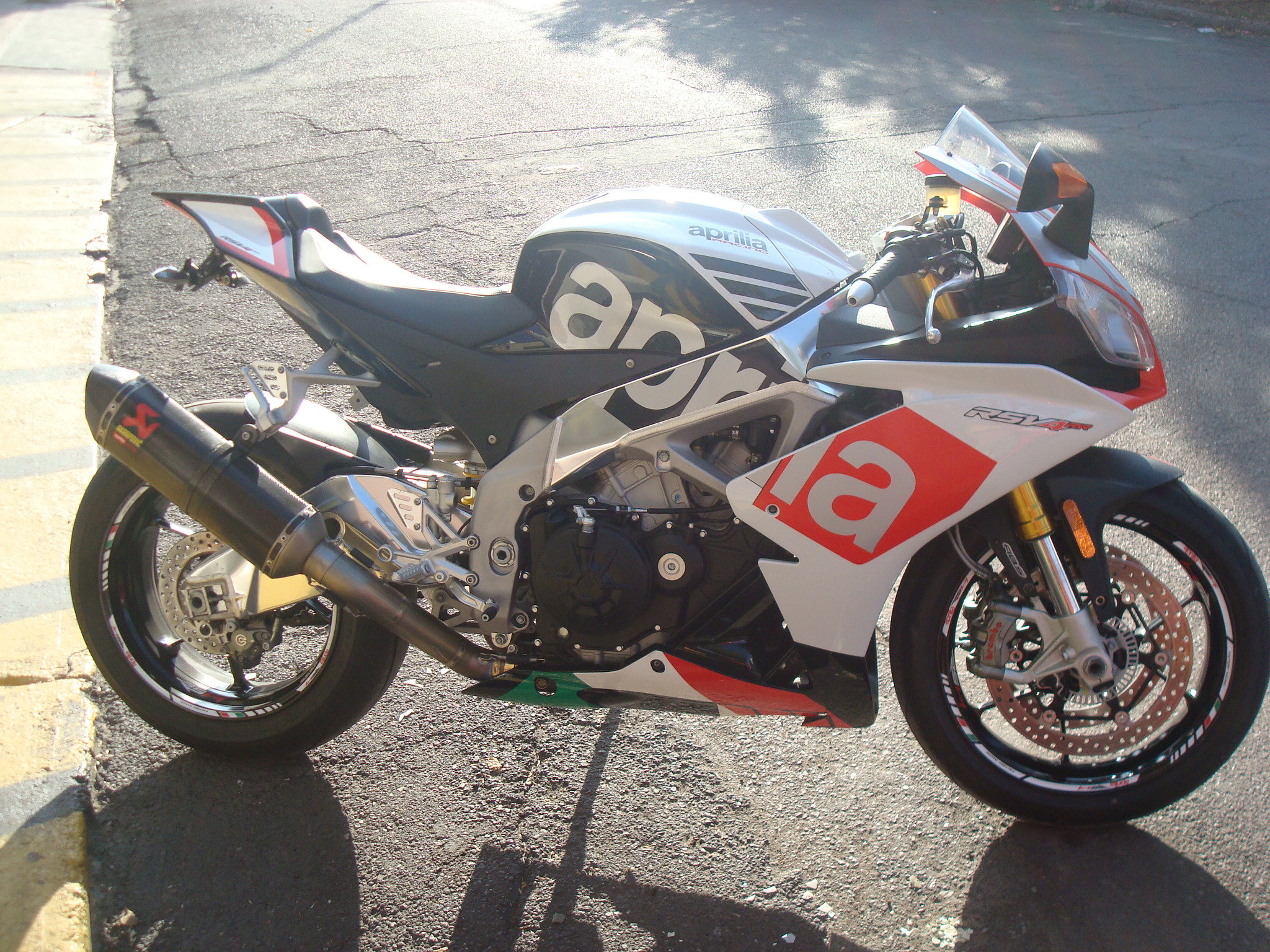 VENDIDA ………………… MOTOCICLETA APRILIA RSV4 FACTORY RR MODELO 2015