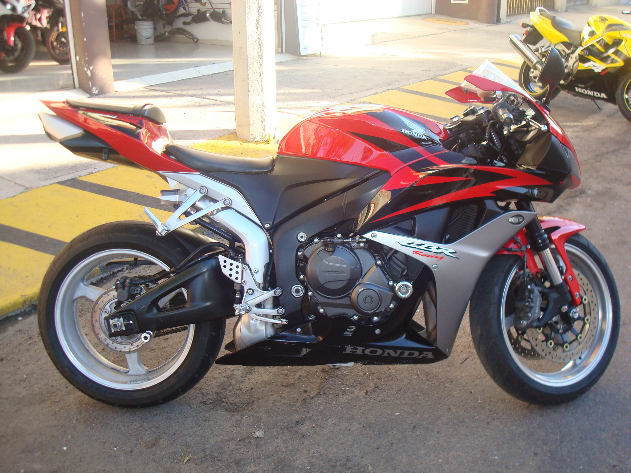 VENDIDA ……………. MOTOCICLETA HONDA CBR 600 RR MODELO 2007