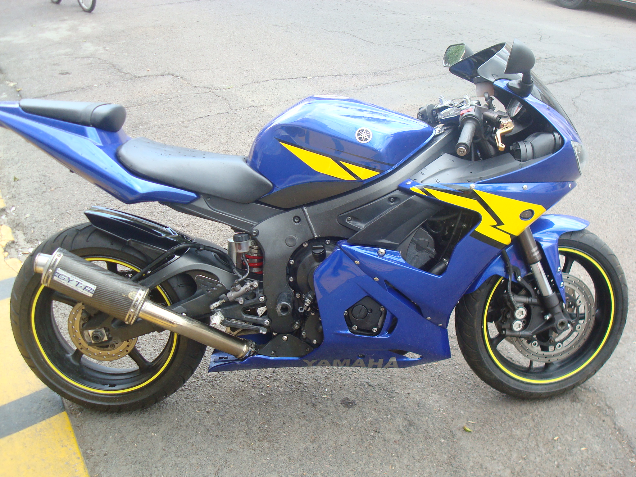 VENDIDA ……………… MOTOCICLETA YAMAHA R6S MODEO 2005