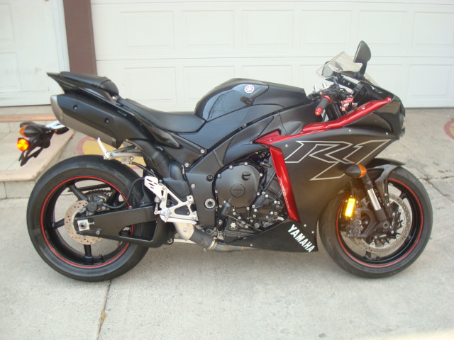 VENDIDO …………….. MOTOCICLETA YAMAHA R1 MODELO 2009