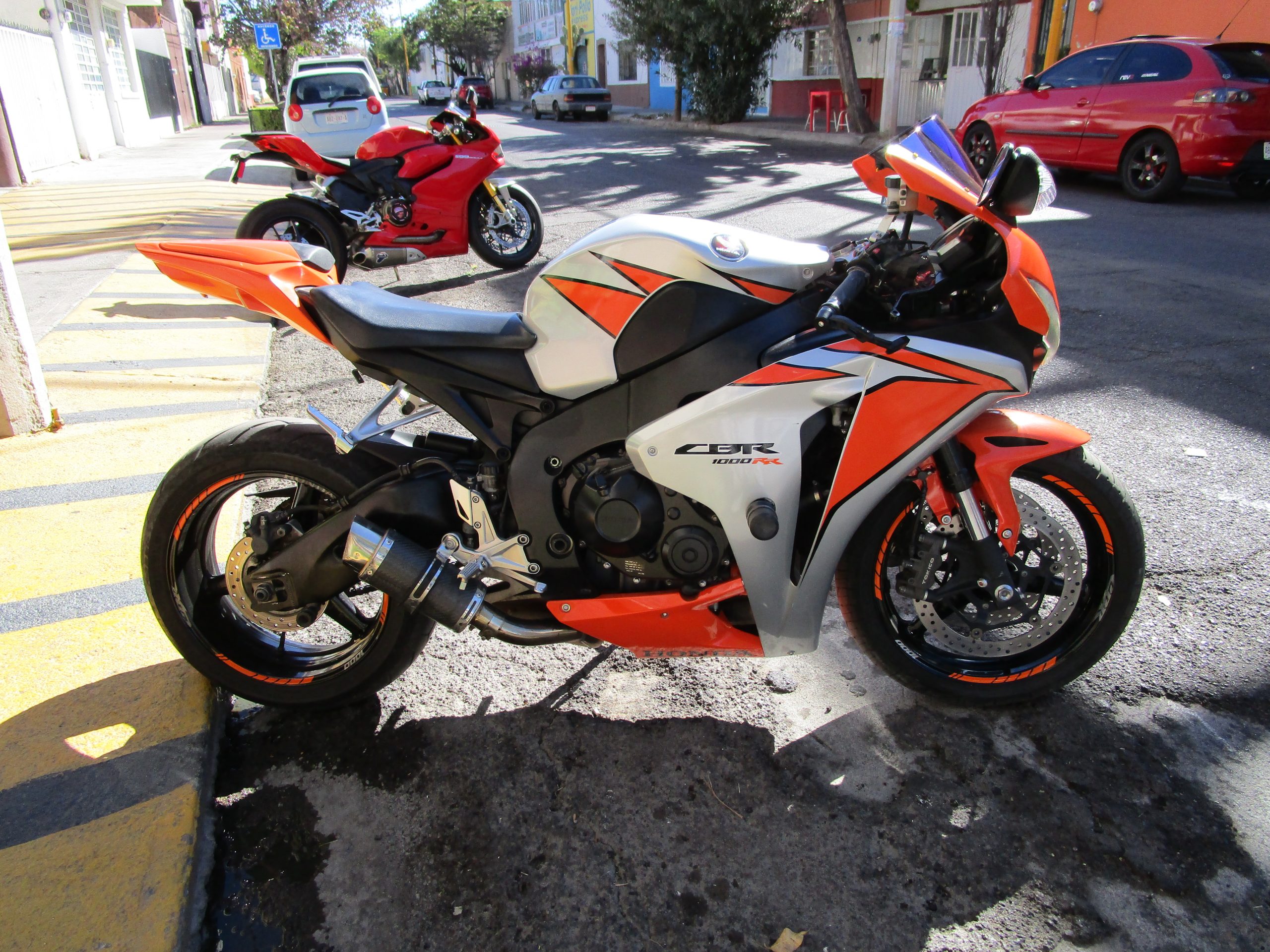 VENDIDA ………….. MOTOCICLETA HONDA CBR1000RR MODELO 2010 CON EXTRAS BAJA 2021