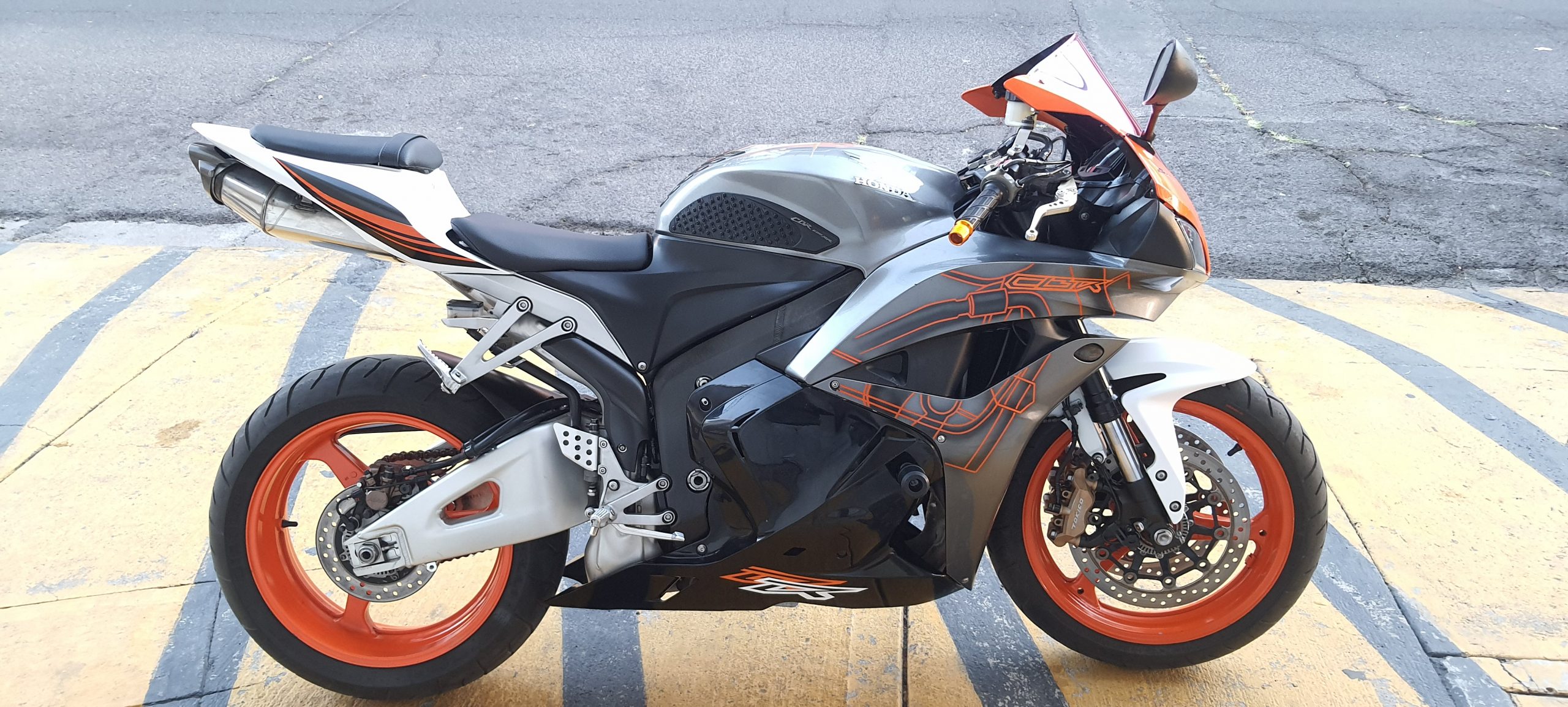 VENDIDA …………… MOTOCICLETA HONDA CBR 600 RR MODELO 2011 IMPORTADA BAJA 2021