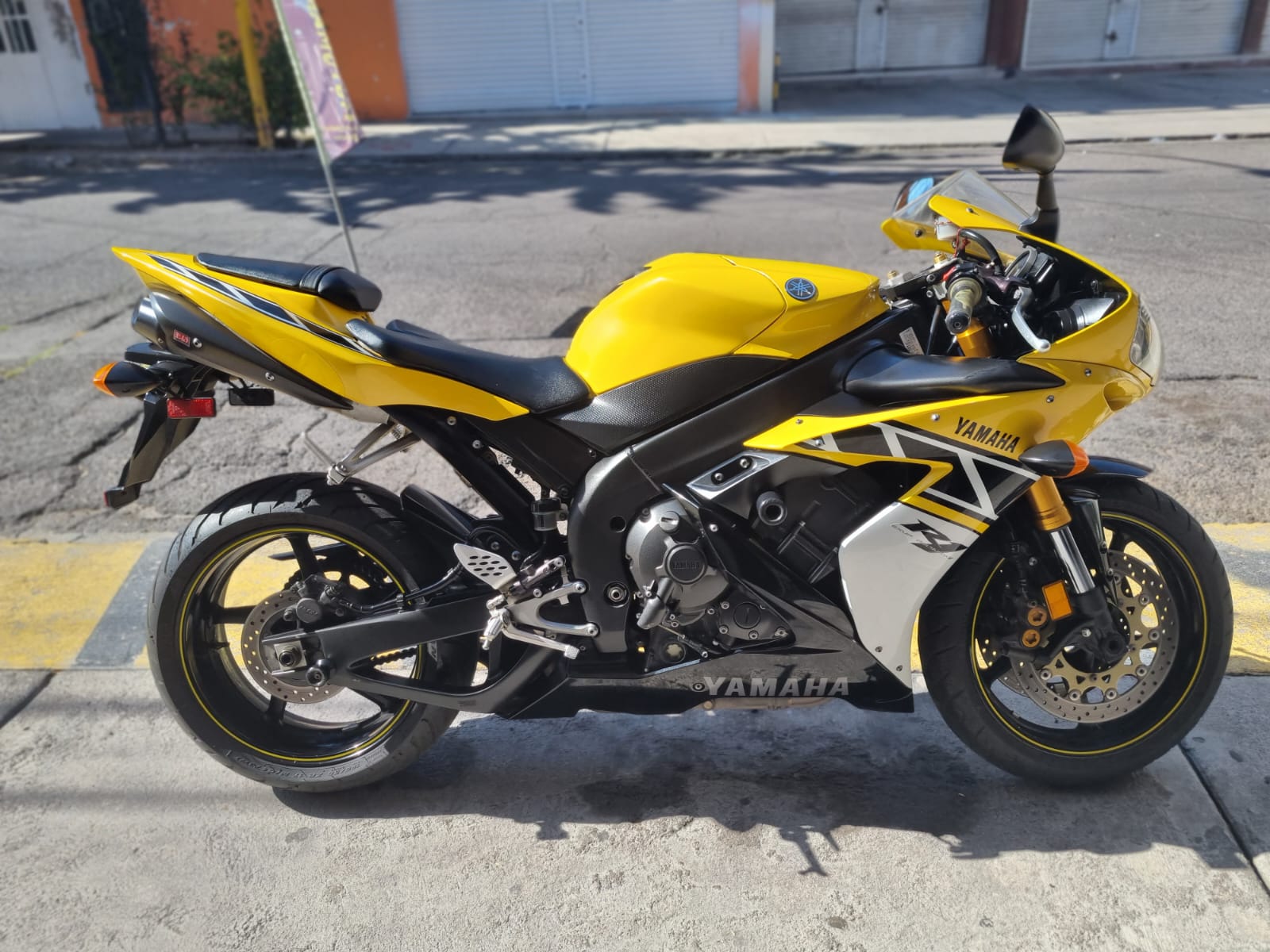 VENDIDA …………………. MOTOCICLETA YAMAHA R1 MODELO 2006 IMPORTADA VERSION 50 ANIVERSAIO ORIGINAL